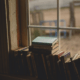 Llibres en una finestra
