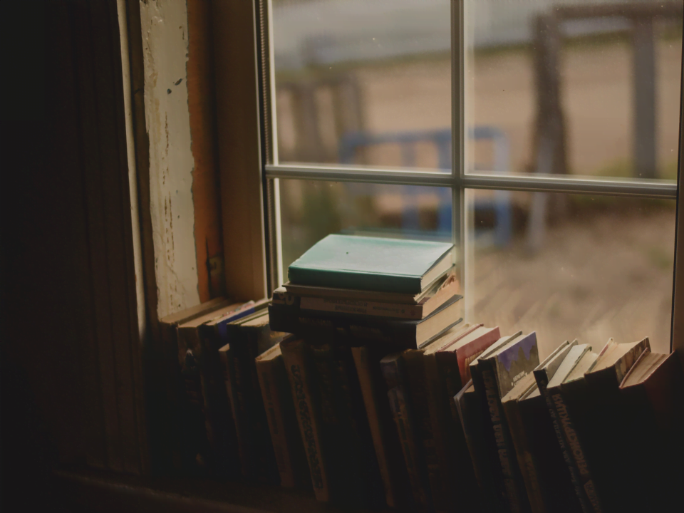 Llibres en una finestra