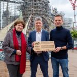 Christine de Neuville, presidenta de PEFC Francia; Philippe Jost, presidente de Rebâtir Notre-Dame de Paris; Rémi Fromont, arquitecto jefe de monumentos históricos. © David Bordes - Rebâtir Notre-Dame de Paris